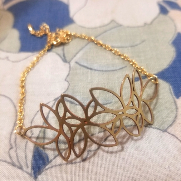 🌺 Gold Floral Bracelet - Picture 1 of 4